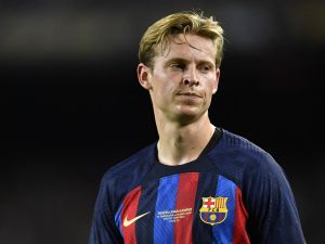 برشلونة يدرس بيع دي يونغ إذا تأخر في الرد على عرض التجديد