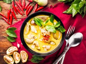 شوربة كاري الدجاج التايلاندية السهلة
