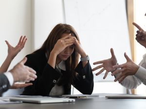 5 نصائح للتحدث إلى مديرك في العمل بشأن التوتر