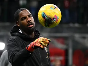 AC Milan's French goalkeeper #16 Mike Maignan warm-up before the Italian SerieA football match between AC Milan and Juventus Turin at San Siro stadium in Milan, on November 23, 2024. (Photo by Isabella BONOTTO / AFP)