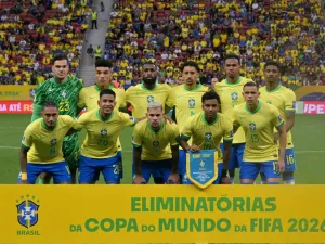 Brazil's players pose for a team photo during the 2026 FIFA World Cup South American qualifiers football match between Brazil and Peru at the Mane Garrincha stadium in Brasilia on October 15, 2024. (Photo by NELSON ALMEIDA / AFP)