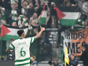 Celtic's US defender #06 Auston Trusty waves to supporters at the end of the Champions League football match between Atalanta and Celtic at the Gewiss Stadium in Bergamo, on October 23, 2024. (Photo by Isabella BONOTTO / AFP)