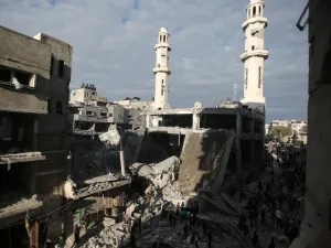 "اسرائيل" تواصل غاراتها المكثفة على شمال قطاع غزة لدفع الأهالي للنزوح إلى الجنوب