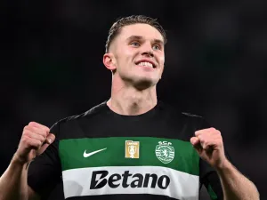 Sporting Lisbon's Swedish forward #09 Viktor Gyokeres celebrates scoring his fourth goal during the Portuguese League football match between Sporting CP and CF Estrela da Amadora at the Jose Alvalade stadium in Lisbon, on November 1, 2024. (Photo by PATRICIA DE MELO MOREIRA / AFP)