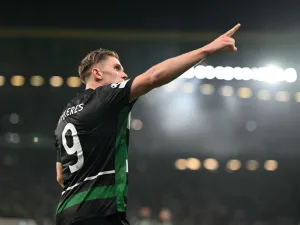 Sporting Lisbon's Swedish forward #09 Viktor Gyokeres celebrates scoring his team's first goal during the UEFA Champions League, league phase day 4 football match between Sporting Lisbon and Manchester City at the Jose Alvalade stadium in Lisbon on November 5, 2024. (Photo by Patricia DE MELO MOREIRA / AFP)