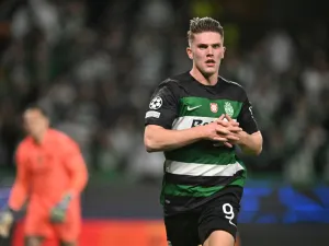 Sporting Lisbon's Swedish forward #09 Viktor Gyokeres celebrates scoring his team's first goal during the UEFA Champions League, league phase day 4 football match between Sporting Lisbon and Manchester City at the Jose Alvalade stadium in Lisbon on November 5, 2024. (Photo by PATRICIA DE MELO MOREIRA / AFP)