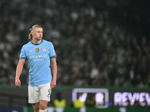 Manchester City's Norwegian striker #09 Erling Haaland reacts after failing to score from the penalty spot during the UEFA Champions League, league phase day 4 football match between Sporting Lisbon and Manchester City at the Jose Alvalade stadium in Lisbon on November 5, 2024. (Photo by PATRICIA DE MELO MOREIRA / AFP)