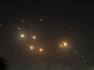 صواريخ ايرانية متجهة لقصف مواقع اسرائيلية