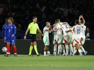 Italy's players celebrate the third goal during the UEFA Nations League Group A2 football match between France and Italy at the Parc des Princes in Paris on September 6, 2024. (Photo by Franck FIFE / AFP)