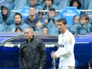 Real Madrid's coach Jose Mourinho (L) stands next to Real Madrid's Portuguese forward Cristiano Ronaldo (R) during the Spanish League football match Real Madrid vs Sevilla on April 29, 2012 at Santiago Bernabeu stadium in Madrid. AFP PHOTO / DANI POZO (Photo by DANI POZO / AFP)