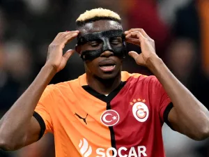 Galatasary’s Nigerian forward #45 Victor Osimhen adjusts his mask after scoring a goal during the UEFA Europa League, League phase - Matchday 4, football match between Galatasaray and Tottenham at the Ali Sami Yen Spor Kompleksi in Istanbul on November 7, 2024. (Photo by Ozan KOSE / AFP)