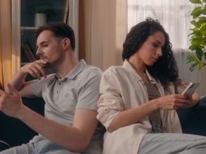 ما هو الهروب إلى العالم الرقمي وكيف يؤثر على العلاقات؟