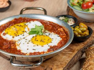 طريقة عمل البيض بالطماطم 