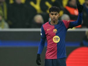 هل يغيب لامين يامال عن برشلونة قبل مواجهة أتلتيكو مدريد؟