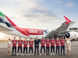 طائرة الإمارات A380 المزينة بكسوة نادي إيه سي ميلان تصل إلى مطار ميلانو