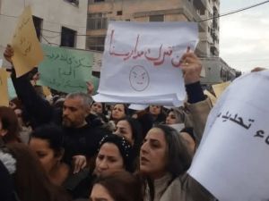 موظفون