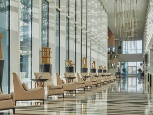Four Seasons Hotel Abu Dhabi at Al Maryah Island Presents Sculptor Lorenzo Quinn’s Enchanting Masterpiece