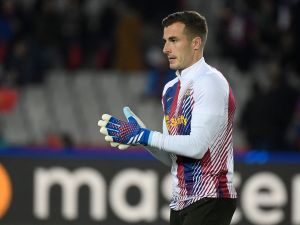 لاعبون في برشلونة يدعمون إيناكي بينيا كحارس أساسي بدلًا من تشيزني