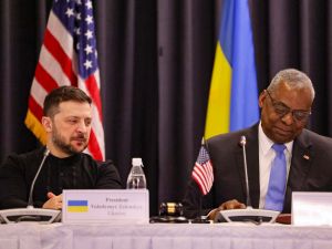 Ukraine's President Volodymyr Zelensky and US Secretary of Defence Lloyd Austin