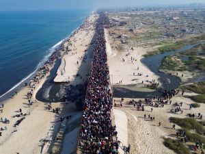 Tens of thousands of displaced Palestinians return to northern Gaza 