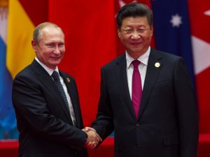 Chinese president Xi Jinping (R) welcomes Russian President Vladimir Putin (L) in G20 summit in Hangzhou.