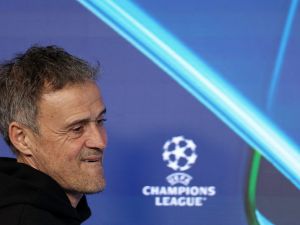 إنريكي يلمح إلى تفضيله بين برشلونة وليفربول
