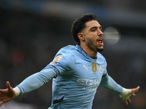 مرموش يحتفل بأول هاتريك له في الدوري الإنجليزي 