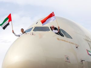 طائرة A380 المذهلة من الاتحاد للطيران تصل إلى سنغافورة