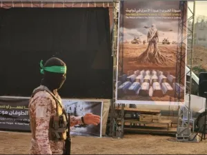 لوحة للمقاومة الفلسطينية ضمن استعدادات تسليم الجثامين مكتوب عليها: عودة الحرب=عودة الأسرى في توابيت / صورة: وسائل التواصل (وسائل التواصل)