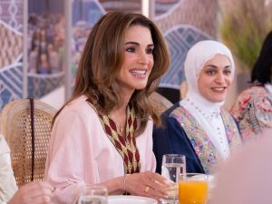 تألقي بإطلالة رمضانية وردية على طريقة الملكة رانيا