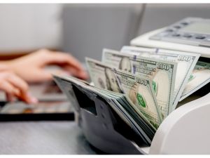 الدولار ينخفض وسط ترقب مؤشرات بشأن رسوم ترامب الجمركية, المصدر shutterstock
