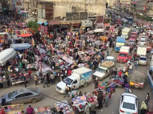 مصر..تطوير العتبة يبدأ بإخلاء 3 شوارع من الباعة الجائلين