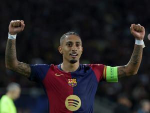 برشلونة يسعى لمكافأة رافينيا بعقد جديد يجعله من الأعلى أجرًا في الفريق