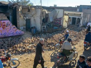 Bombing kills 12 in Pakistan