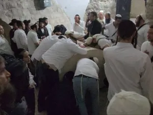مستوطنون يقتحمون "قبر يوسف" بحماية الجيش الإسرائيلي في نابلس