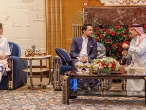 الطفلة الأميرة إيمان تخطف الأنظار في أول ظهور لها
