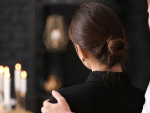 تفسير التعزية والعزاء في المنام للعزباء والمتزوجة