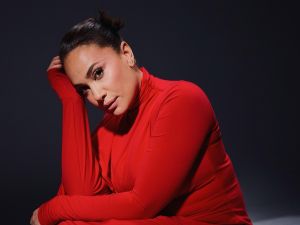 هند صبري تخطف الأنظار بإطلالة حمراء أنيقة