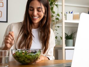 3 سلطات شهية للمرأة العاملة