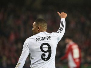 ريال مدريد: مبابي يندم ويعتذر بعد طرده في لقاء ألافيس