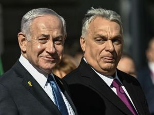 Hungary's Prime Minister Viktor Orban (R) and Israeli Prime Minister Benjamin Netanyahu