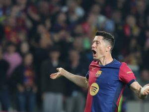 رغم رباعية دورتموند.. ليفاندوفسكي يُطالب برشلونة باليقظة