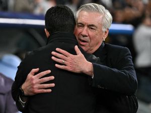 أرتيتا يكشف ما قاله له أنشيلوتي بعد إقصاء ريال مدريد