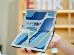 Readmoo unveils the world's first foldable e-book