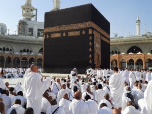 متى يبدأ وينتهي الحج 2025 بالهجري والميلادي؟