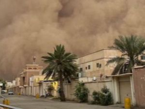 عاصفة الرس في السعودية.. مشهد مخيف لغبار يحجب الرؤية 