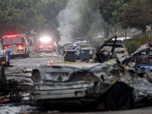  Deadly plane crash sparks massive fire in U.S. San Diego neighborhood