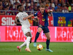 دي يونج يفرض نفسه على مشروع برشلونة الجديد