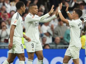 غرفـة ملابس ريال مدريد بعد خسارة برشلونة: هذه فرصتنا للانقضاض
