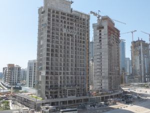 عزيزي للتطوير العقاري تُعلن عن إنجاز 58% من مشروع "ريفييرا بيتش فرونت I"